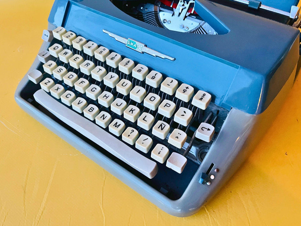 Amaya Deluxe Typewriter – 1970s Blue & Beige Portable Manual Typewriter with Case