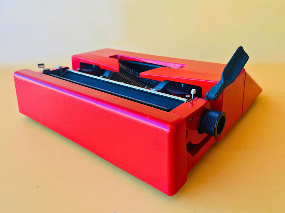 Olivetti Lettera 25 | Fire Engine Red | Pristine Time-Capsule Set with Original Bag