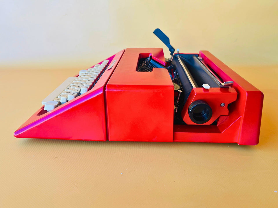 Olivetti Lettera 25 | Fire Engine Red | Pristine Time-Capsule Set with Original Bag