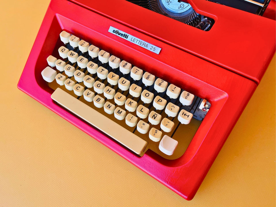 Olivetti Lettera 25 | Fire Engine Red | Pristine Time-Capsule Set with Original Bag