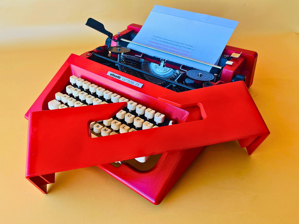 Olivetti Lettera 25 | Fire Engine Red | Pristine Time-Capsule Set with Original Bag