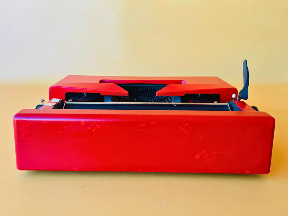 Olivetti Lettera 25 | Fire Engine Red | Pristine Time-Capsule Set with Original Bag