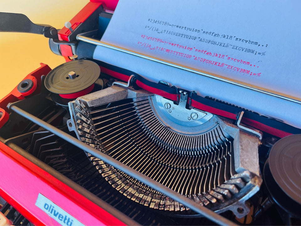 Olivetti Lettera 25 | Fire Engine Red | Pristine Time-Capsule Set with Original Bag