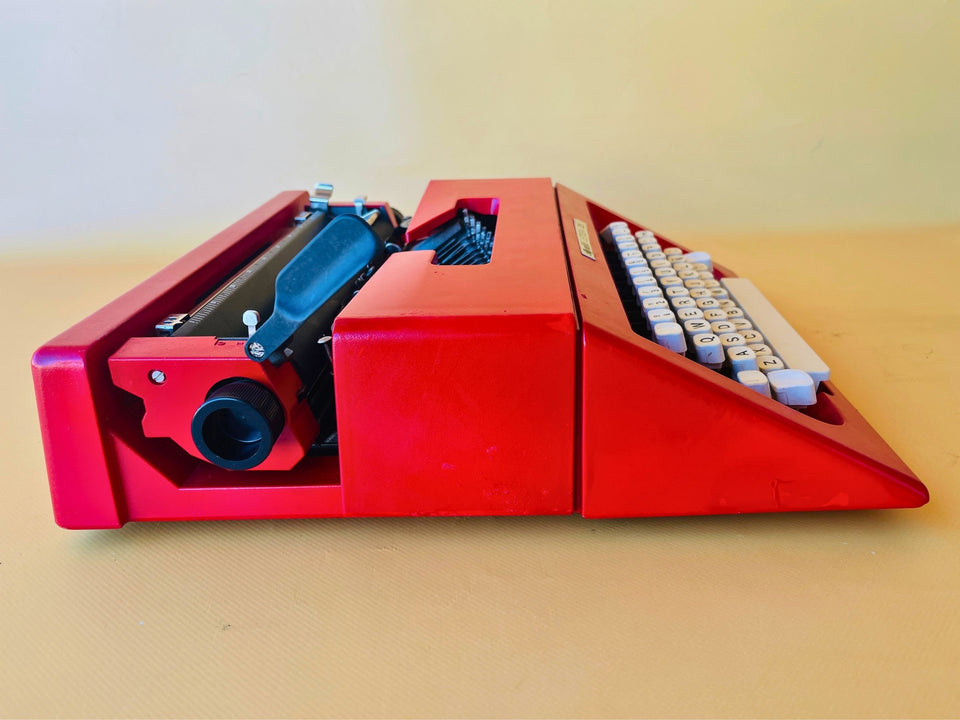Olivetti Lettera 25 | Fire Engine Red | Pristine Time-Capsule Set with Original Bag