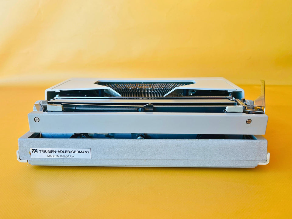 Royal Contessa 2 de Luxe | Arctic White | Sleek Late-70s European Portable