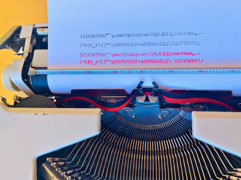 Close-up of the rear tabulator mechanism and the cleanly stamped serial number D4605313 on the steel frame.