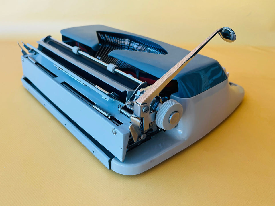 Working Amaya 86 Typewriter | Sleek Black & Grey 1980s Design