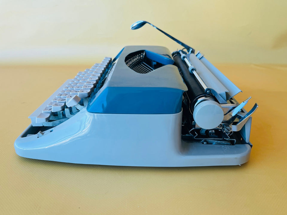 Working Amaya 86 Typewriter | Sleek Black & Grey 1980s Design