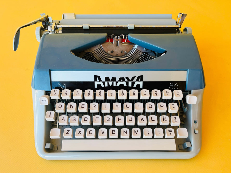 Detailed shot of the Spanish QWERTY keyboard on an Amaya 86, showing crisp white block keys, the 'Ñ' key, and the stylized bold 'AMAYA 86' logo panel.