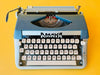 Detailed shot of the Spanish QWERTY keyboard on an Amaya 86, showing crisp white block keys, the 'Ñ' key, and the stylized bold 'AMAYA 86' logo panel.