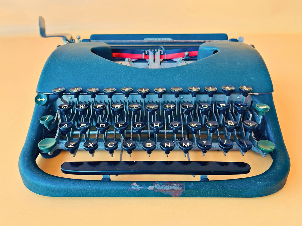 Patria Portable Typewriter with Case – Spanish QWERTY – Dark Green – Fully Serviced