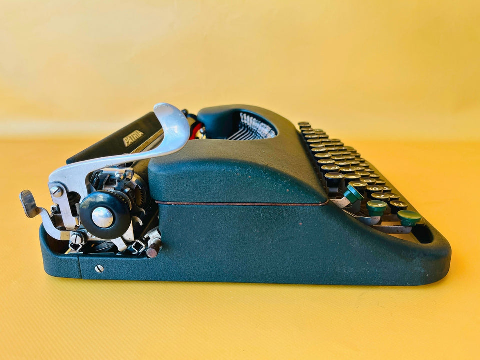 Patria Portable Typewriter with Case – Spanish QWERTY – Dark Green – Fully Serviced