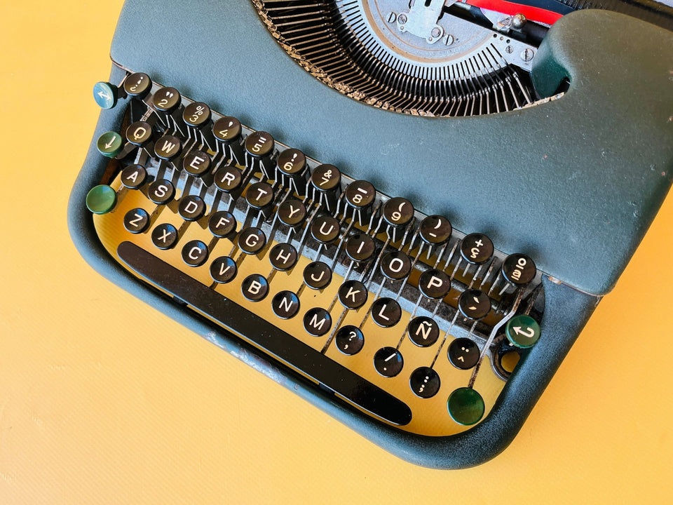 Patria Portable Typewriter with Case – Spanish QWERTY – Dark Green – Fully Serviced