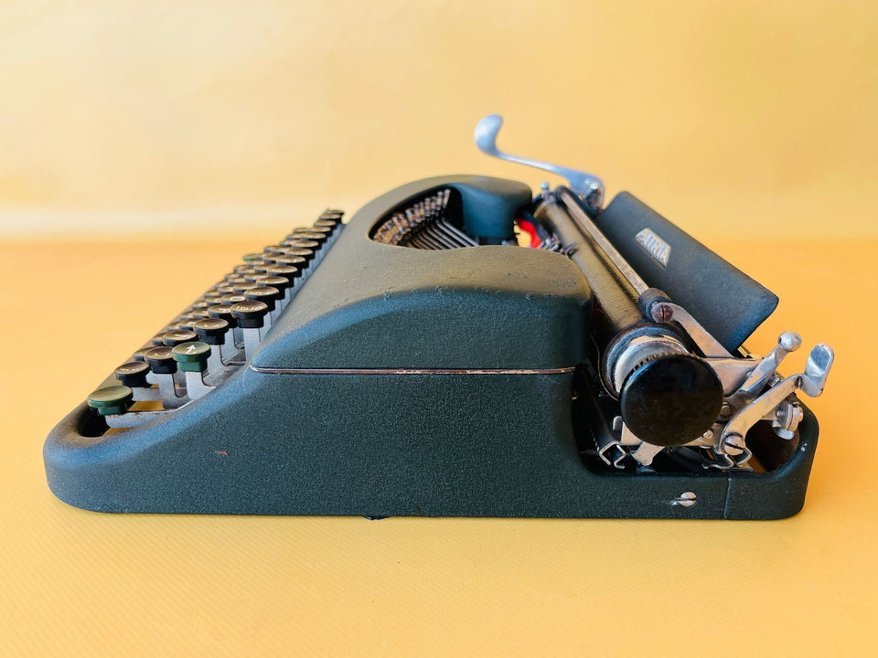 Patria Portable Typewriter with Case – Spanish QWERTY – Dark Green – Fully Serviced