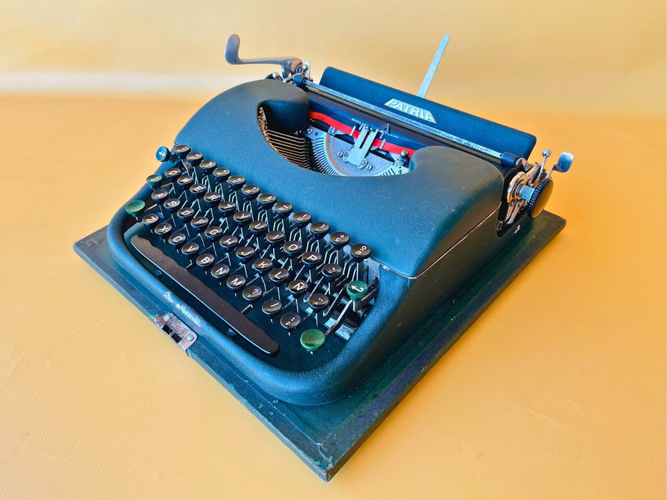 Patria Portable Typewriter with Case – Spanish QWERTY – Dark Green – Fully Serviced