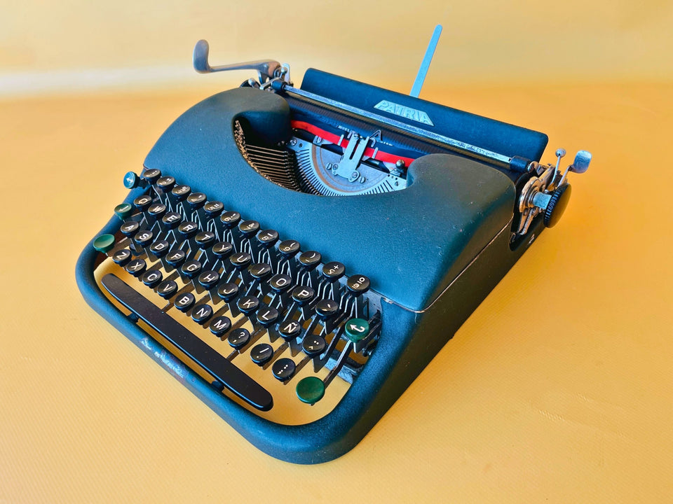 Patria Portable typewriter dark green Spanish QWERTY keyboard with original case