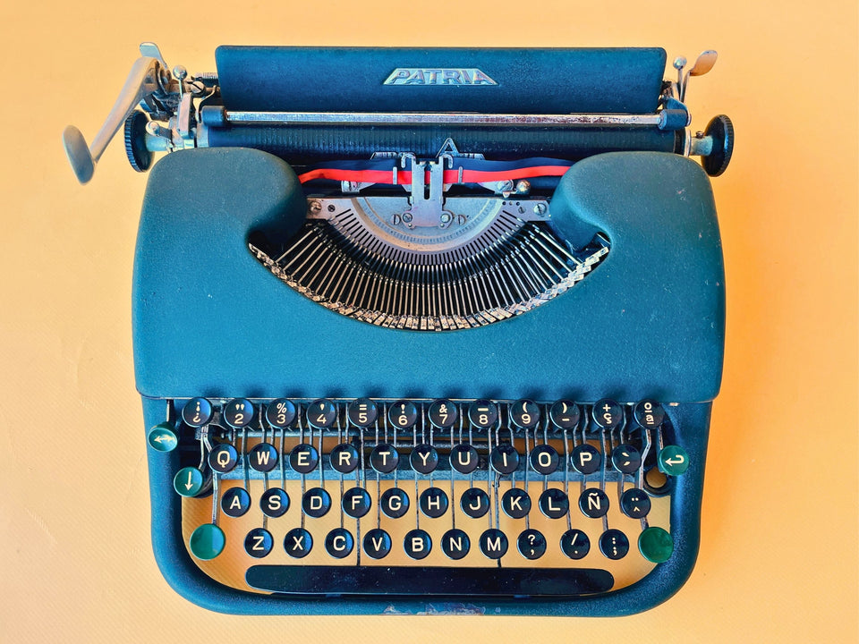 Close-up of Patria Portable typewriter keys showing Spanish QWERTY layout with Ñ