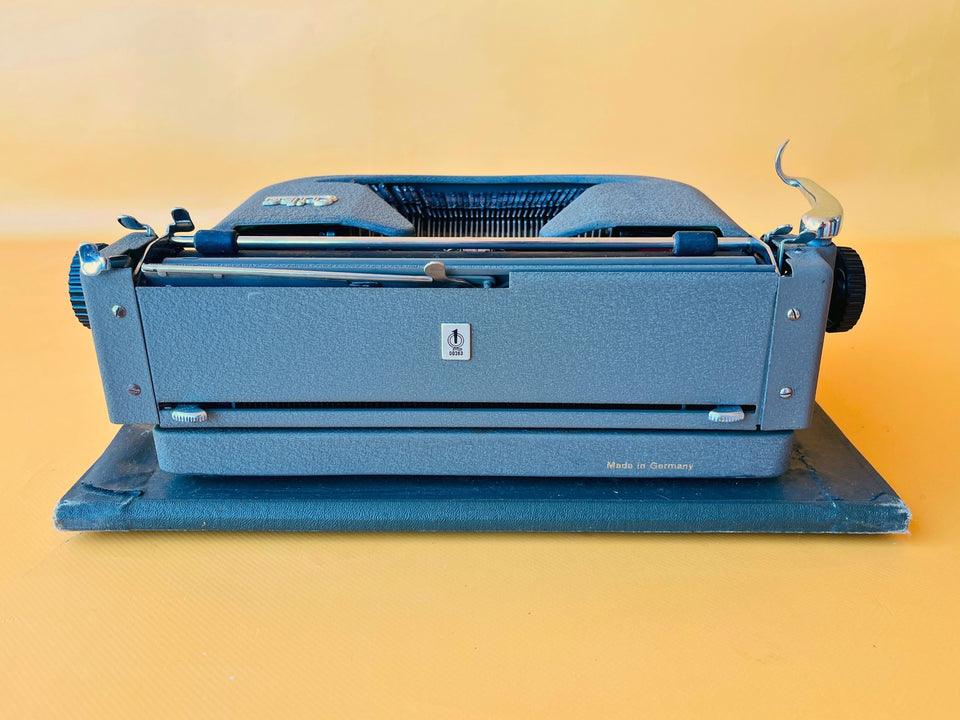 Erika Model 100 Typewriter | German Portable Manual Typewriter with Case & Original Brushes | Spanish QWERTY | Made in Germany