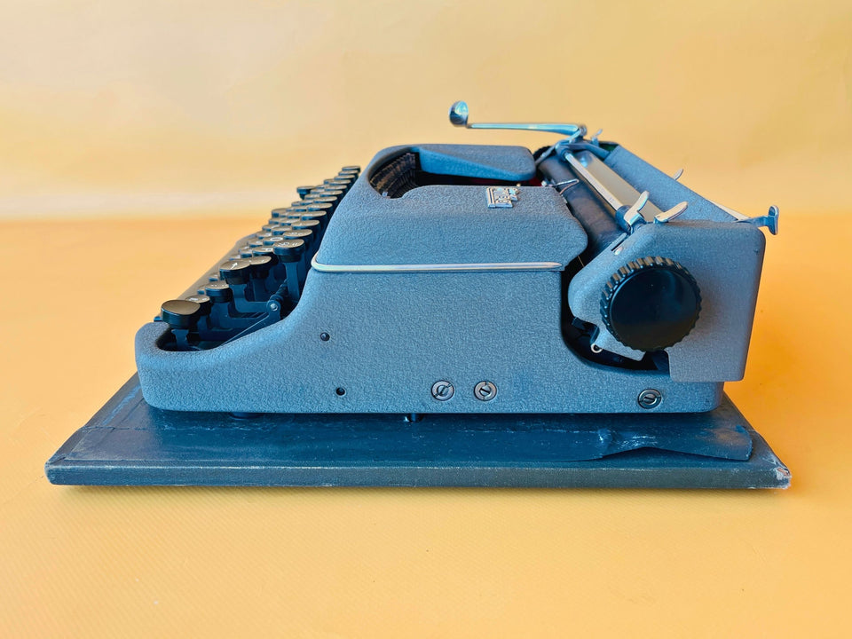 Erika Model 100 Typewriter | German Portable Manual Typewriter with Case & Original Brushes | Spanish QWERTY | Made in Germany