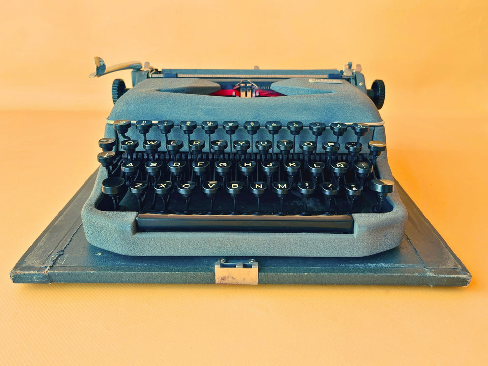 Erika Model 100 Typewriter | German Portable Manual Typewriter with Case & Original Brushes | Spanish QWERTY | Made in Germany