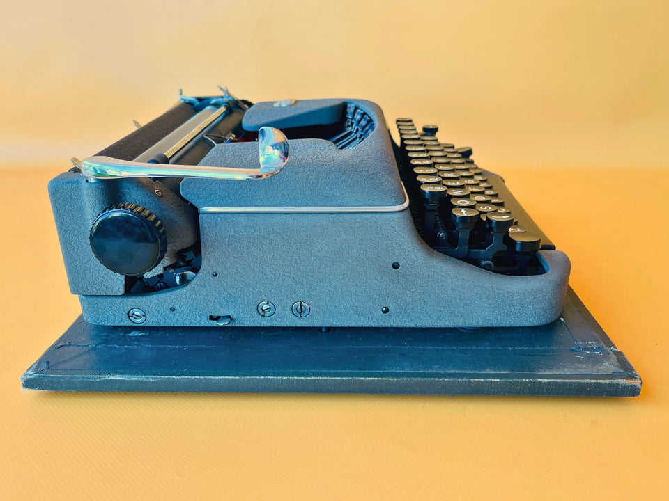 Erika Model 100 Typewriter | German Portable Manual Typewriter with Case & Original Brushes | Spanish QWERTY | Made in Germany