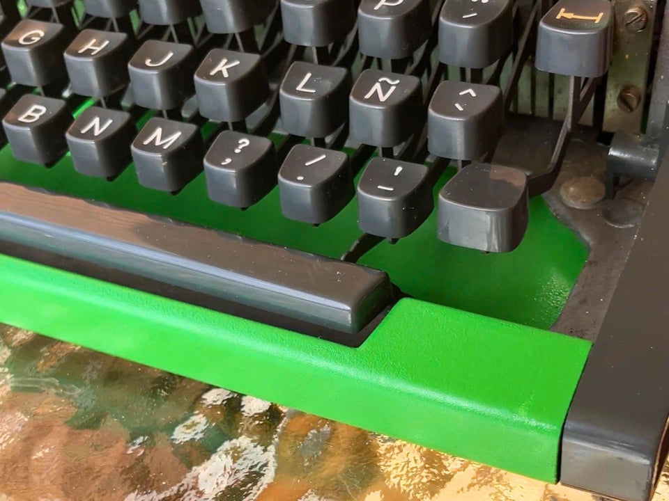 💚 Custom Lime Green Olympia Traveller de Luxe Typewriter – A One-of-a-Kind Collector's Piece