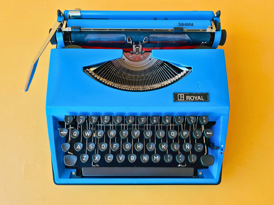 Royal Sahara vintage typewriter blue body Spanish QWERTY keyboard detail