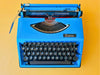 Royal Sahara vintage typewriter blue body Spanish QWERTY keyboard detail