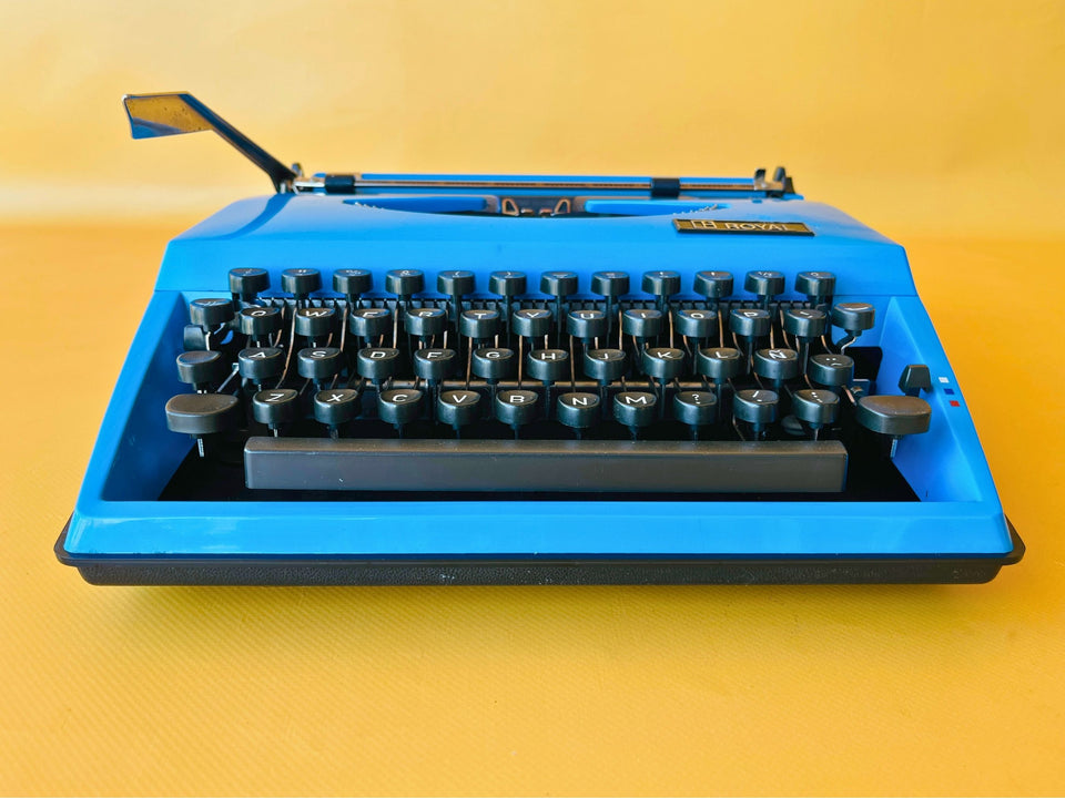 Royal Sahara Portable Typewriter Blue – Spanish QWERTY – With Case – Serviced & Working
