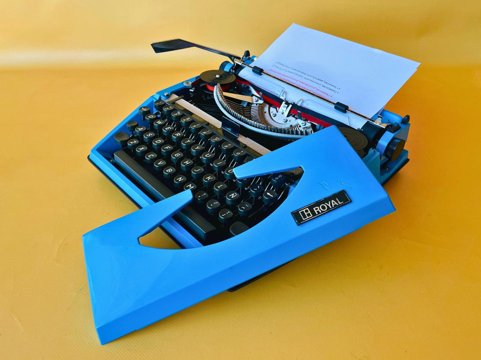 Royal Sahara Portable Typewriter Blue – Spanish QWERTY – With Case – Serviced & Working