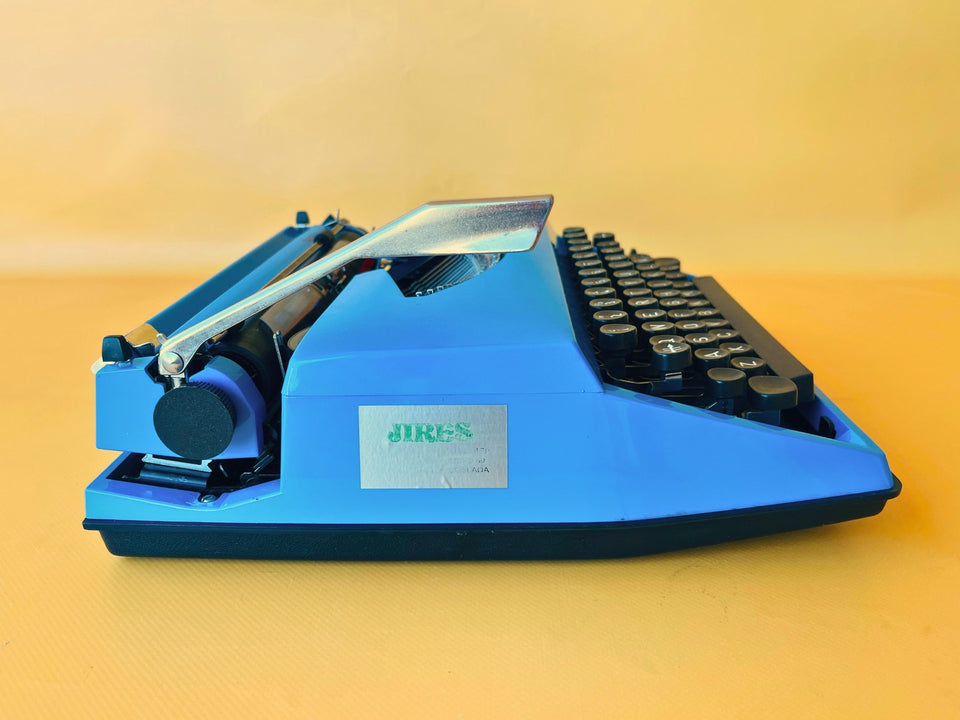 Royal Sahara Portable Typewriter Blue – Spanish QWERTY – With Case – Serviced & Working