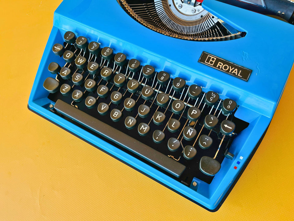 Royal Sahara Portable Typewriter Blue – Spanish QWERTY – With Case – Serviced & Working