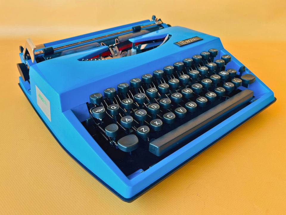 Royal Sahara Portable Typewriter Blue – Spanish QWERTY – With Case – Serviced & Working