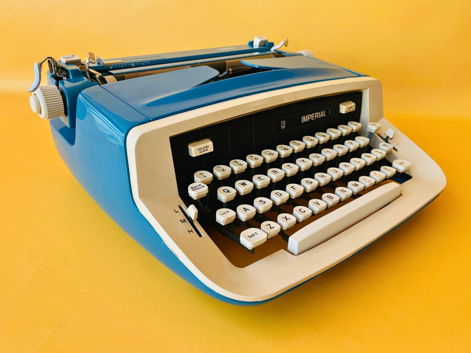 Imperial Safari Typewriter | Blue & White Portable Manual Typewriter | Spanish QWERTY | Serial S49 056912