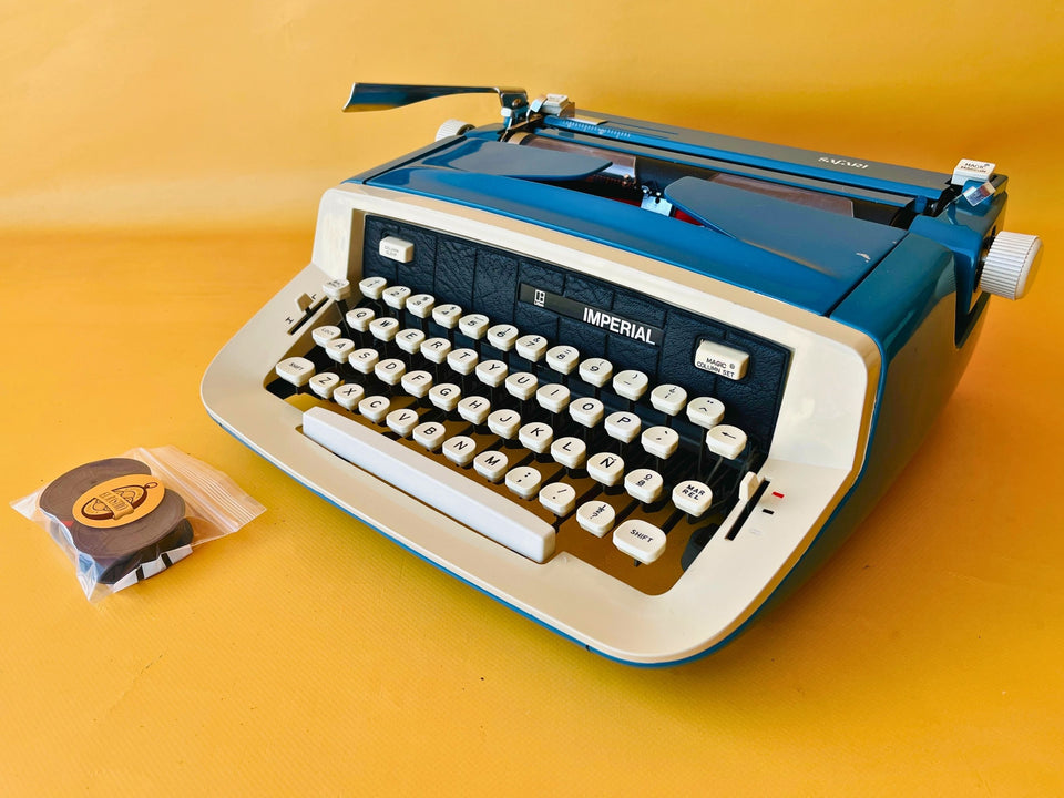 Imperial Safari Typewriter | Blue & White Portable Manual Typewriter | Spanish QWERTY | Serial S49 056912