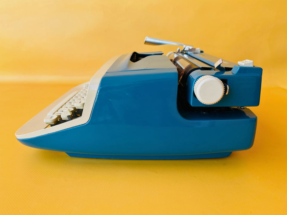 Imperial Safari Typewriter | Blue & White Portable Manual Typewriter | Spanish QWERTY | Serial S49 056912