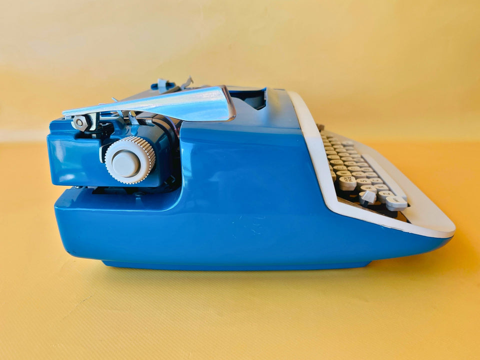 Imperial Safari Typewriter | Blue & White Portable Manual Typewriter | Spanish QWERTY | Serial S49 056912