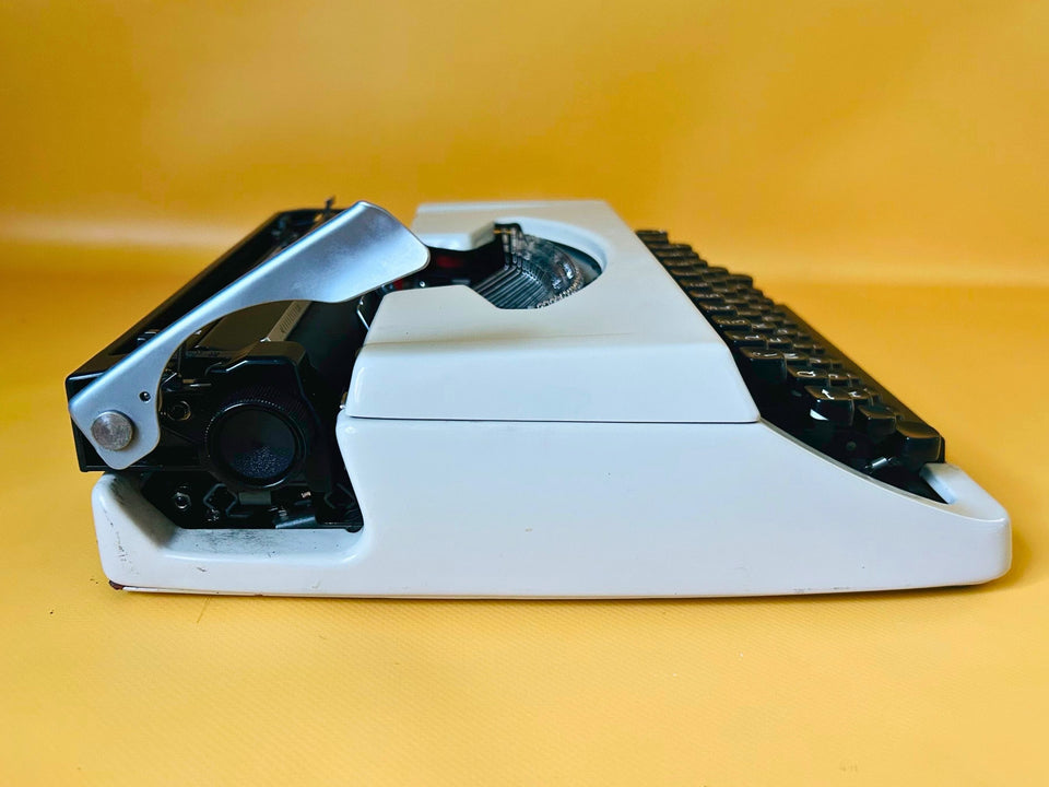 Working Brother Deluxe 220 Typewriter | White Portable Manual Typewriter with Case | English QWERTY