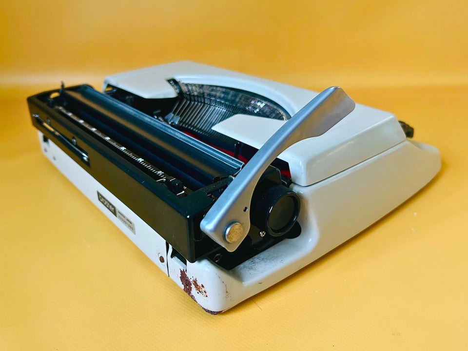 Working Brother Deluxe 220 Typewriter | White Portable Manual Typewriter with Case | English QWERTY