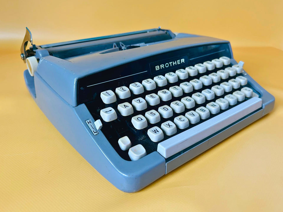Working Brother Deluxe Typewriter | Blue Portable Manual Typewriter with Case | AZERTY