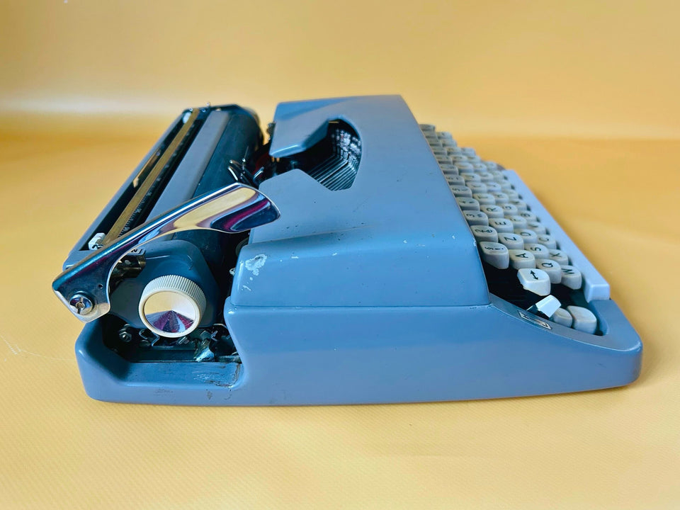 Working Brother Deluxe Typewriter | Blue Portable Manual Typewriter with Case | AZERTY