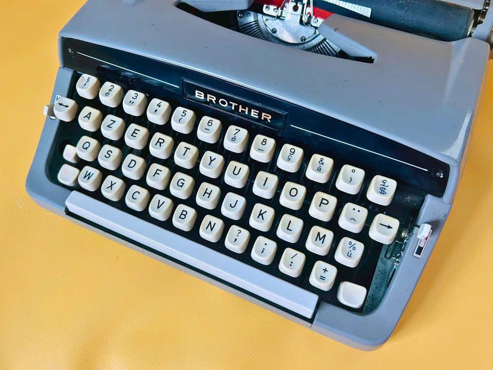 Working Brother Deluxe Typewriter | Blue Portable Manual Typewriter with Case | AZERTY