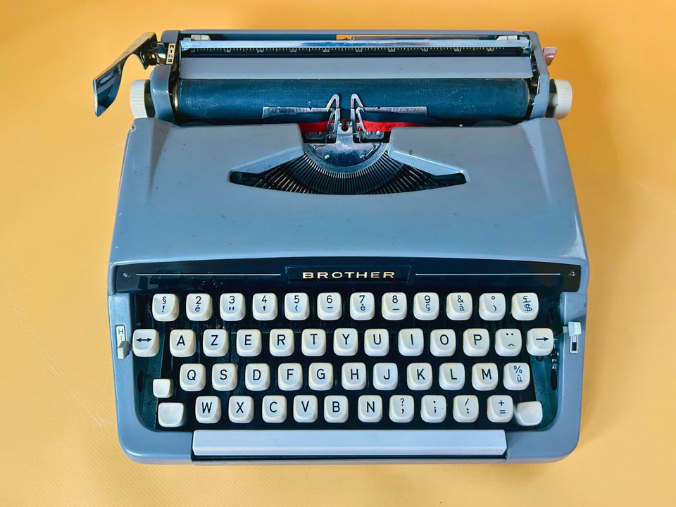 Close-up of Brother Deluxe AZERTY keyboard showing original keys and typing mechanism