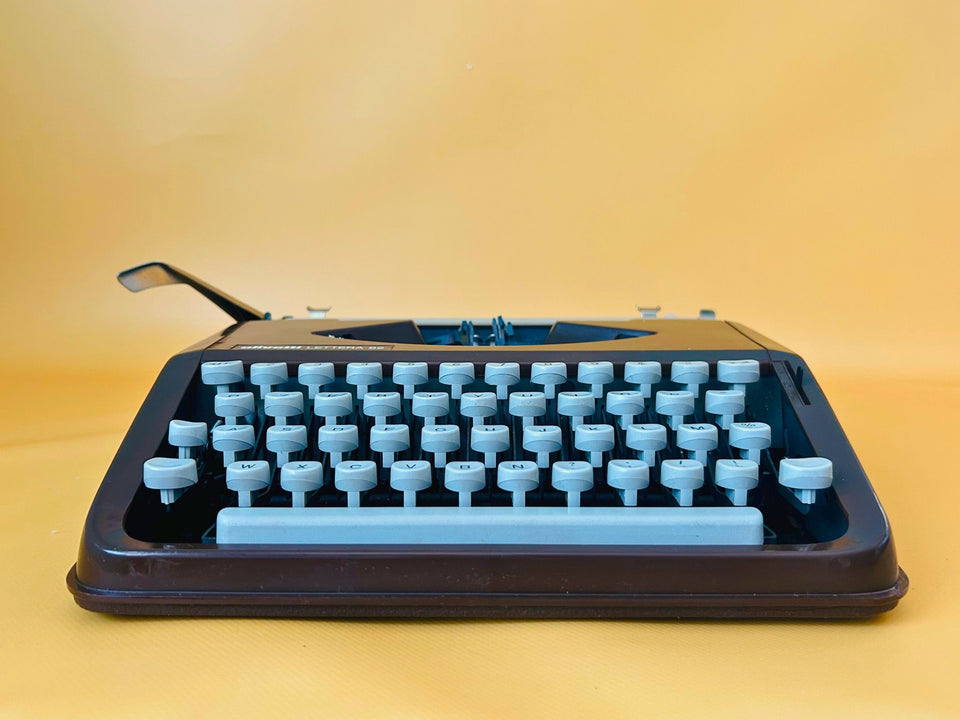 Working Olivetti Lettera 82 Typewriter | Brown Portable Manual Typewriter with Case & Instructions | QZERTY