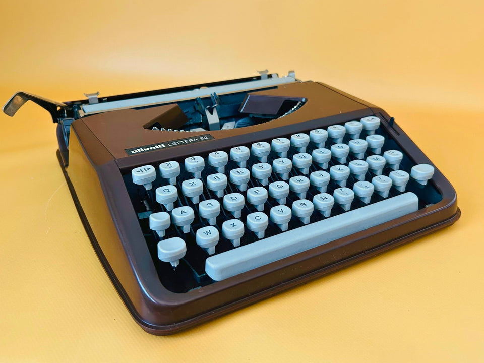 Working Olivetti Lettera 82 Typewriter | Brown Portable Manual Typewriter with Case & Instructions | QZERTY
