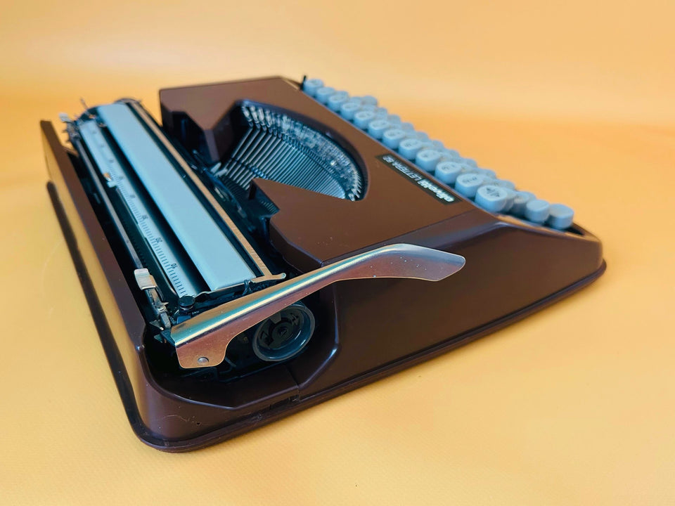 Working Olivetti Lettera 82 Typewriter | Brown Portable Manual Typewriter with Case & Instructions | QZERTY