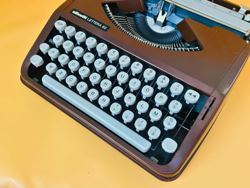 Working Olivetti Lettera 82 Typewriter | Brown Portable Manual Typewriter with Case & Instructions | QZERTY