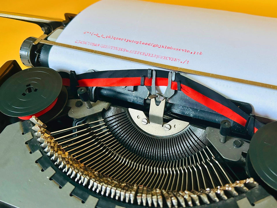 Olivetti Lettera 82 manual typewriter with QZERTY keyboard and original instructions included