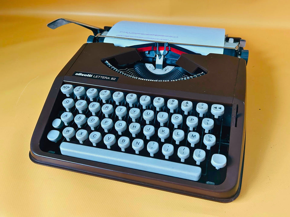 Working Olivetti Lettera 82 Typewriter | Brown Portable Manual Typewriter with Case & Instructions | QZERTY