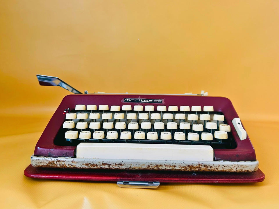 Working Maritsa 22 Typewriter | Burgundy Red Portable Manual Typewriter with Original Red Case | Spanish QWERTY